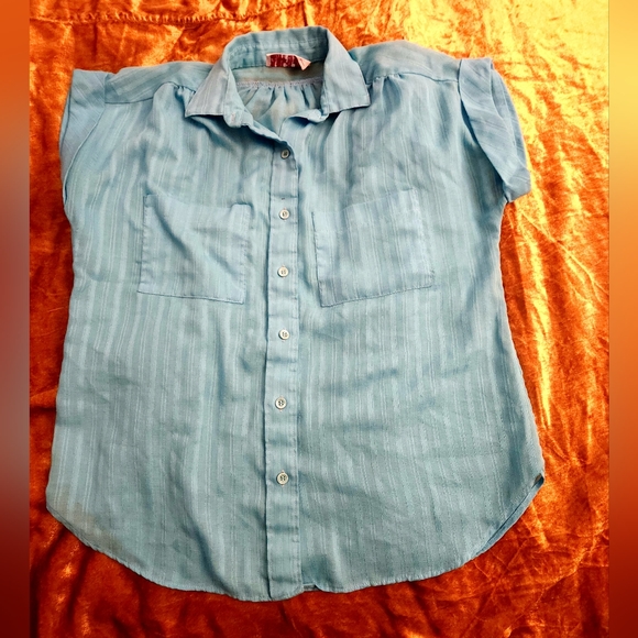 Shapely Button Up Lightweight Top - Picture 6 of 10